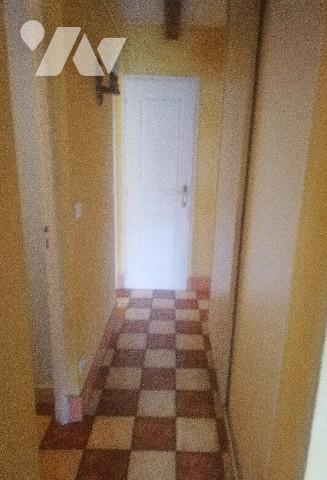 Jolie maison des années 80 sur deux niveaux en bon état d'entretien avec garage et jardin d'agrément