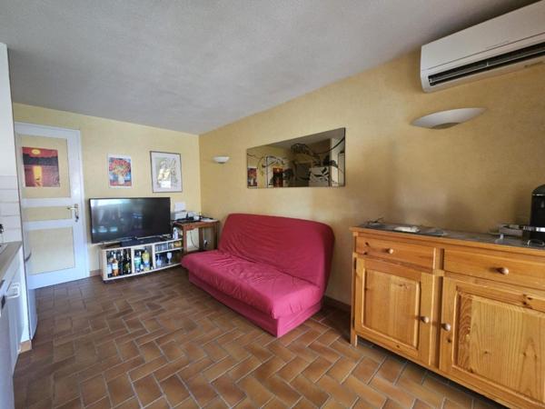 T2 + cabine – 28 m² – Terrasse & Parking Privé – À 50m de la plage de la Gaillarde