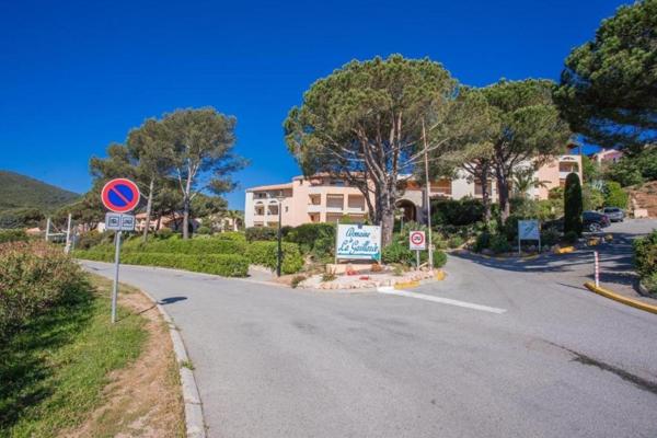 T2 + cabine – 28 m² – Terrasse & Parking Privé – À 50m de la plage de la Gaillarde