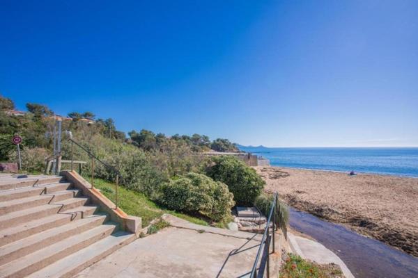 T2 + cabine – 28 m² – Terrasse & Parking Privé – À 50m de la plage de la Gaillarde