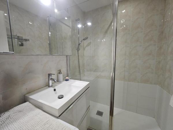 T2 + cabine – 28 m² – Terrasse & Parking Privé – À 50m de la plage de la Gaillarde