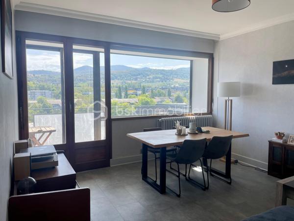 À Cognin, à proximité immédiate des commerces, des écoles, des transports et de Chambéry, découvrez cet appartement T4 traversant Est-Ouest de 89,20 m², situé au 5ᵉ étage avec ascenseur et offrant une vue imprenable à 360° sur les montagnes.

Très bien entretenu, agréable et lumineux, il se compose d’une entrée spacieuse avec rangements, d’une cuisine neuve entièrement équipée, d’un séjour lumineux, de trois chambres, d’une salle d’eau et d’un WC séparé.

L’appartement bénéficie de prestations de qualité : parquet, double vitrage et plafonds récemment refaits à neuf.

Deux balcons d’environ 5 m² chacun prolongent le logement de part et d’autre et permettent de profiter de deux expositions différentes.

Une cave privative en sous-sol complète ce bien. Un parking relais gratuit se trouve au pied de l’immeuble.

Les atouts :
* Appartement traversant, agréable et lumineux
* Vue imprenable à 360° sur les montagnes
* Surface de 89,20 m²
* Trois véritables chambres
* Cuisine neuve entièrement équipée
* Deux balcons
* Parquet
* Double vitrage
* Plafonds refaits à neuf
* Nombreux rangements
* Chauffage collectif au gaz
* Ascenseur
* Cave privative
* Parking relais gratuit au pied de l’immeuble
* Proximité immédiate des commodités et de Chambéry

Informations complémentaires :
* Charges de copropriété : environ 2 840 € par an, soit 236 € par mois, chauffage collectif au gaz inclus, à compter du 1er janvier 2027 grâce à la renégociation du contrat de fourniture de gaz.
* Taxe foncière 2025 : 1 376 €
* Copropriété sans procédure en cours

Un appartement spacieux, soigné et fonctionnel, idéal pour une famille à la recherche de trois véritables chambres.

Pour plus d’informations ou pour organiser une visite, n’hésitez pas à me contacter.