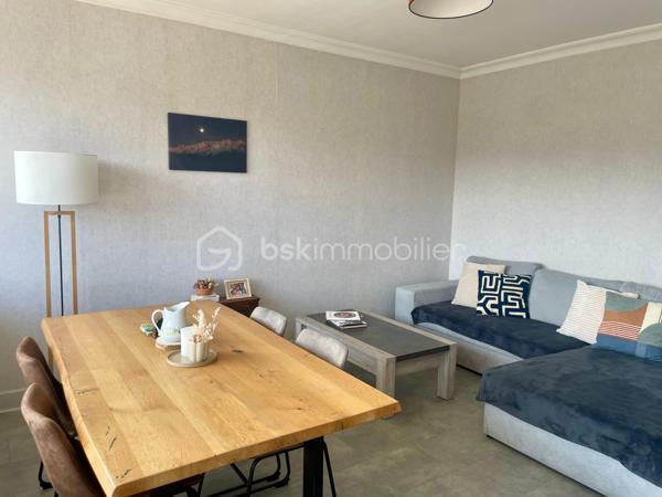 À Cognin, à proximité immédiate des commerces, des écoles, des transports et de Chambéry, découvrez cet appartement T4 traversant Est-Ouest de 89,20 m², situé au 5ᵉ étage avec ascenseur et offrant une vue imprenable à 360° sur les montagnes.

Très bien entretenu, agréable et lumineux, il se compose d’une entrée spacieuse avec rangements, d’une cuisine neuve entièrement équipée, d’un séjour lumineux, de trois chambres, d’une salle d’eau et d’un WC séparé.

L’appartement bénéficie de prestations de qualité : parquet, double vitrage et plafonds récemment refaits à neuf.

Deux balcons d’environ 5 m² chacun prolongent le logement de part et d’autre et permettent de profiter de deux expositions différentes.

Une cave privative en sous-sol complète ce bien. Un parking relais gratuit se trouve au pied de l’immeuble.

Les atouts :
* Appartement traversant, agréable et lumineux
* Vue imprenable à 360° sur les montagnes
* Surface de 89,20 m²
* Trois véritables chambres
* Cuisine neuve entièrement équipée
* Deux balcons
* Parquet
* Double vitrage
* Plafonds refaits à neuf
* Nombreux rangements
* Chauffage collectif au gaz
* Ascenseur
* Cave privative
* Parking relais gratuit au pied de l’immeuble
* Proximité immédiate des commodités et de Chambéry

Informations complémentaires :
* Charges de copropriété : environ 2 840 € par an, soit 236 € par mois, chauffage collectif au gaz inclus, à compter du 1er janvier 2027 grâce à la renégociation du contrat de fourniture de gaz.
* Taxe foncière 2025 : 1 376 €
* Copropriété sans procédure en cours

Un appartement spacieux, soigné et fonctionnel, idéal pour une famille à la recherche de trois véritables chambres.

Pour plus d’informations ou pour organiser une visite, n’hésitez pas à me contacter.