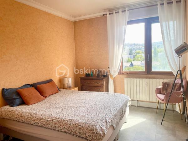 À Cognin, à proximité immédiate des commerces, des écoles, des transports et de Chambéry, découvrez cet appartement T4 traversant Est-Ouest de 89,20 m², situé au 5ᵉ étage avec ascenseur et offrant une vue imprenable à 360° sur les montagnes.

Très bien entretenu, agréable et lumineux, il se compose d’une entrée spacieuse avec rangements, d’une cuisine neuve entièrement équipée, d’un séjour lumineux, de trois chambres, d’une salle d’eau et d’un WC séparé.

L’appartement bénéficie de prestations de qualité : parquet, double vitrage et plafonds récemment refaits à neuf.

Deux balcons d’environ 5 m² chacun prolongent le logement de part et d’autre et permettent de profiter de deux expositions différentes.

Une cave privative en sous-sol complète ce bien. Un parking relais gratuit se trouve au pied de l’immeuble.

Les atouts :
* Appartement traversant, agréable et lumineux
* Vue imprenable à 360° sur les montagnes
* Surface de 89,20 m²
* Trois véritables chambres
* Cuisine neuve entièrement équipée
* Deux balcons
* Parquet
* Double vitrage
* Plafonds refaits à neuf
* Nombreux rangements
* Chauffage collectif au gaz
* Ascenseur
* Cave privative
* Parking relais gratuit au pied de l’immeuble
* Proximité immédiate des commodités et de Chambéry

Informations complémentaires :
* Charges de copropriété : environ 2 840 € par an, soit 236 € par mois, chauffage collectif au gaz inclus, à compter du 1er janvier 2027 grâce à la renégociation du contrat de fourniture de gaz.
* Taxe foncière 2025 : 1 376 €
* Copropriété sans procédure en cours

Un appartement spacieux, soigné et fonctionnel, idéal pour une famille à la recherche de trois véritables chambres.

Pour plus d’informations ou pour organiser une visite, n’hésitez pas à me contacter.