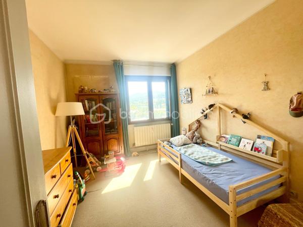 À Cognin, à proximité immédiate des commerces, des écoles, des transports et de Chambéry, découvrez cet appartement T4 traversant Est-Ouest de 89,20 m², situé au 5ᵉ étage avec ascenseur et offrant une vue imprenable à 360° sur les montagnes.

Très bien entretenu, agréable et lumineux, il se compose d’une entrée spacieuse avec rangements, d’une cuisine neuve entièrement équipée, d’un séjour lumineux, de trois chambres, d’une salle d’eau et d’un WC séparé.

L’appartement bénéficie de prestations de qualité : parquet, double vitrage et plafonds récemment refaits à neuf.

Deux balcons d’environ 5 m² chacun prolongent le logement de part et d’autre et permettent de profiter de deux expositions différentes.

Une cave privative en sous-sol complète ce bien. Un parking relais gratuit se trouve au pied de l’immeuble.

Les atouts :
* Appartement traversant, agréable et lumineux
* Vue imprenable à 360° sur les montagnes
* Surface de 89,20 m²
* Trois véritables chambres
* Cuisine neuve entièrement équipée
* Deux balcons
* Parquet
* Double vitrage
* Plafonds refaits à neuf
* Nombreux rangements
* Chauffage collectif au gaz
* Ascenseur
* Cave privative
* Parking relais gratuit au pied de l’immeuble
* Proximité immédiate des commodités et de Chambéry

Informations complémentaires :
* Charges de copropriété : environ 2 840 € par an, soit 236 € par mois, chauffage collectif au gaz inclus, à compter du 1er janvier 2027 grâce à la renégociation du contrat de fourniture de gaz.
* Taxe foncière 2025 : 1 376 €
* Copropriété sans procédure en cours

Un appartement spacieux, soigné et fonctionnel, idéal pour une famille à la recherche de trois véritables chambres.

Pour plus d’informations ou pour organiser une visite, n’hésitez pas à me contacter.