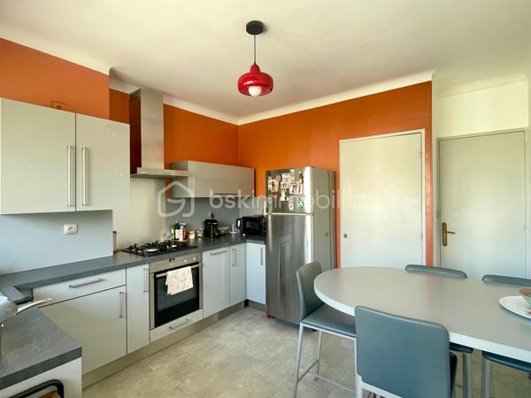 À Cognin, à proximité immédiate des commerces, des écoles, des transports et de Chambéry, découvrez cet appartement T4 traversant Est-Ouest de 89,20 m², situé au 5ᵉ étage avec ascenseur et offrant une vue imprenable à 360° sur les montagnes.

Très bien entretenu, agréable et lumineux, il se compose d’une entrée spacieuse avec rangements, d’une cuisine neuve entièrement équipée, d’un séjour lumineux, de trois chambres, d’une salle d’eau et d’un WC séparé.

L’appartement bénéficie de prestations de qualité : parquet, double vitrage et plafonds récemment refaits à neuf.

Deux balcons d’environ 5 m² chacun prolongent le logement de part et d’autre et permettent de profiter de deux expositions différentes.

Une cave privative en sous-sol complète ce bien. Un parking relais gratuit se trouve au pied de l’immeuble.

Les atouts :
* Appartement traversant, agréable et lumineux
* Vue imprenable à 360° sur les montagnes
* Surface de 89,20 m²
* Trois véritables chambres
* Cuisine neuve entièrement équipée
* Deux balcons
* Parquet
* Double vitrage
* Plafonds refaits à neuf
* Nombreux rangements
* Chauffage collectif au gaz
* Ascenseur
* Cave privative
* Parking relais gratuit au pied de l’immeuble
* Proximité immédiate des commodités et de Chambéry

Informations complémentaires :
* Charges de copropriété : environ 2 840 € par an, soit 236 € par mois, chauffage collectif au gaz inclus, à compter du 1er janvier 2027 grâce à la renégociation du contrat de fourniture de gaz.
* Taxe foncière 2025 : 1 376 €
* Copropriété sans procédure en cours

Un appartement spacieux, soigné et fonctionnel, idéal pour une famille à la recherche de trois véritables chambres.

Pour plus d’informations ou pour organiser une visite, n’hésitez pas à me contacter.