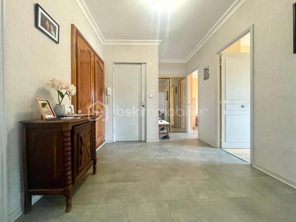 À Cognin, à proximité immédiate des commerces, des écoles, des transports et de Chambéry, découvrez cet appartement T4 traversant Est-Ouest de 89,20 m², situé au 5ᵉ étage avec ascenseur et offrant une vue imprenable à 360° sur les montagnes.

Très bien entretenu, agréable et lumineux, il se compose d’une entrée spacieuse avec rangements, d’une cuisine neuve entièrement équipée, d’un séjour lumineux, de trois chambres, d’une salle d’eau et d’un WC séparé.

L’appartement bénéficie de prestations de qualité : parquet, double vitrage et plafonds récemment refaits à neuf.

Deux balcons d’environ 5 m² chacun prolongent le logement de part et d’autre et permettent de profiter de deux expositions différentes.

Une cave privative en sous-sol complète ce bien. Un parking relais gratuit se trouve au pied de l’immeuble.

Les atouts :
* Appartement traversant, agréable et lumineux
* Vue imprenable à 360° sur les montagnes
* Surface de 89,20 m²
* Trois véritables chambres
* Cuisine neuve entièrement équipée
* Deux balcons
* Parquet
* Double vitrage
* Plafonds refaits à neuf
* Nombreux rangements
* Chauffage collectif au gaz
* Ascenseur
* Cave privative
* Parking relais gratuit au pied de l’immeuble
* Proximité immédiate des commodités et de Chambéry

Informations complémentaires :
* Charges de copropriété : environ 2 840 € par an, soit 236 € par mois, chauffage collectif au gaz inclus, à compter du 1er janvier 2027 grâce à la renégociation du contrat de fourniture de gaz.
* Taxe foncière 2025 : 1 376 €
* Copropriété sans procédure en cours

Un appartement spacieux, soigné et fonctionnel, idéal pour une famille à la recherche de trois véritables chambres.

Pour plus d’informations ou pour organiser une visite, n’hésitez pas à me contacter.