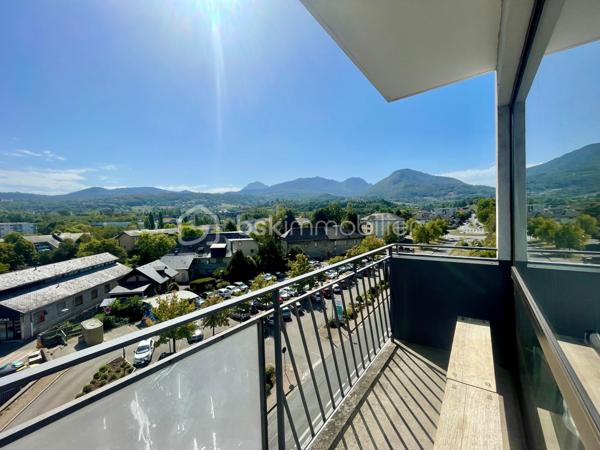 À Cognin, à proximité immédiate des commerces, des écoles, des transports et de Chambéry, découvrez cet appartement T4 traversant Est-Ouest de 89,20 m², situé au 5ᵉ étage avec ascenseur et offrant une vue imprenable à 360° sur les montagnes.

Très bien entretenu, agréable et lumineux, il se compose d’une entrée spacieuse avec rangements, d’une cuisine neuve entièrement équipée, d’un séjour lumineux, de trois chambres, d’une salle d’eau et d’un WC séparé.

L’appartement bénéficie de prestations de qualité : parquet, double vitrage et plafonds récemment refaits à neuf.

Deux balcons d’environ 5 m² chacun prolongent le logement de part et d’autre et permettent de profiter de deux expositions différentes.

Une cave privative en sous-sol complète ce bien. Un parking relais gratuit se trouve au pied de l’immeuble.

Les atouts :
* Appartement traversant, agréable et lumineux
* Vue imprenable à 360° sur les montagnes
* Surface de 89,20 m²
* Trois véritables chambres
* Cuisine neuve entièrement équipée
* Deux balcons
* Parquet
* Double vitrage
* Plafonds refaits à neuf
* Nombreux rangements
* Chauffage collectif au gaz
* Ascenseur
* Cave privative
* Parking relais gratuit au pied de l’immeuble
* Proximité immédiate des commodités et de Chambéry

Informations complémentaires :
* Charges de copropriété : environ 2 840 € par an, soit 236 € par mois, chauffage collectif au gaz inclus, à compter du 1er janvier 2027 grâce à la renégociation du contrat de fourniture de gaz.
* Taxe foncière 2025 : 1 376 €
* Copropriété sans procédure en cours

Un appartement spacieux, soigné et fonctionnel, idéal pour une famille à la recherche de trois véritables chambres.

Pour plus d’informations ou pour organiser une visite, n’hésitez pas à me contacter.