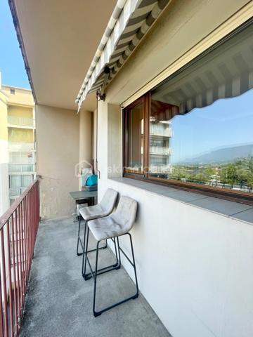 À Cognin, à proximité immédiate des commerces, des écoles, des transports et de Chambéry, découvrez cet appartement T4 traversant Est-Ouest de 89,20 m², situé au 5ᵉ étage avec ascenseur et offrant une vue imprenable à 360° sur les montagnes.

Très bien entretenu, agréable et lumineux, il se compose d’une entrée spacieuse avec rangements, d’une cuisine neuve entièrement équipée, d’un séjour lumineux, de trois chambres, d’une salle d’eau et d’un WC séparé.

L’appartement bénéficie de prestations de qualité : parquet, double vitrage et plafonds récemment refaits à neuf.

Deux balcons d’environ 5 m² chacun prolongent le logement de part et d’autre et permettent de profiter de deux expositions différentes.

Une cave privative en sous-sol complète ce bien. Un parking relais gratuit se trouve au pied de l’immeuble.

Les atouts :
* Appartement traversant, agréable et lumineux
* Vue imprenable à 360° sur les montagnes
* Surface de 89,20 m²
* Trois véritables chambres
* Cuisine neuve entièrement équipée
* Deux balcons
* Parquet
* Double vitrage
* Plafonds refaits à neuf
* Nombreux rangements
* Chauffage collectif au gaz
* Ascenseur
* Cave privative
* Parking relais gratuit au pied de l’immeuble
* Proximité immédiate des commodités et de Chambéry

Informations complémentaires :
* Charges de copropriété : environ 2 840 € par an, soit 236 € par mois, chauffage collectif au gaz inclus, à compter du 1er janvier 2027 grâce à la renégociation du contrat de fourniture de gaz.
* Taxe foncière 2025 : 1 376 €
* Copropriété sans procédure en cours

Un appartement spacieux, soigné et fonctionnel, idéal pour une famille à la recherche de trois véritables chambres.

Pour plus d’informations ou pour organiser une visite, n’hésitez pas à me contacter.