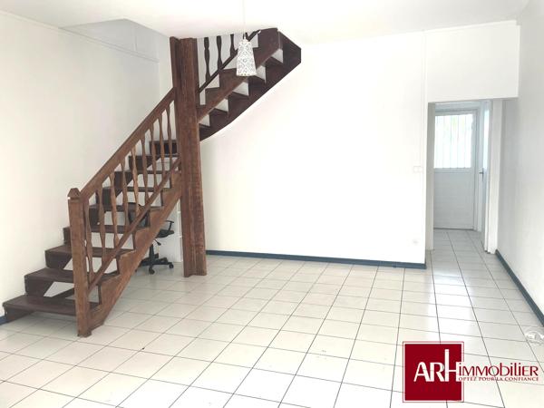 A LOUER MAISON DE VILLE SUR 2 NIVEAUX - ST DENIS