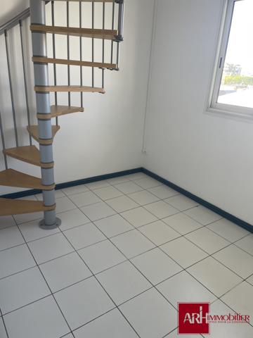 A LOUER MAISON DE VILLE SUR 2 NIVEAUX - ST DENIS