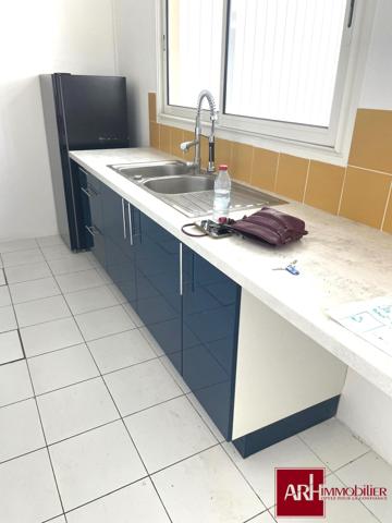 A LOUER MAISON DE VILLE SUR 2 NIVEAUX - ST DENIS