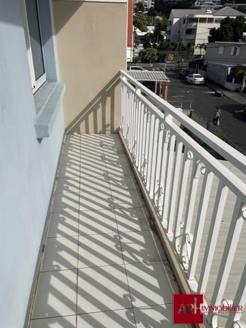 A LOUER MAISON DE VILLE SUR 2 NIVEAUX - ST DENIS