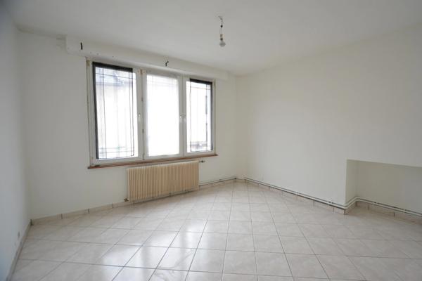 EXCLUSIVITÉ – IMMEUBLE DE RAPPORT AVEC LOCAL COMMERCIAL ET APPARTEMENT T3 À MONTMÉDY (55600)
