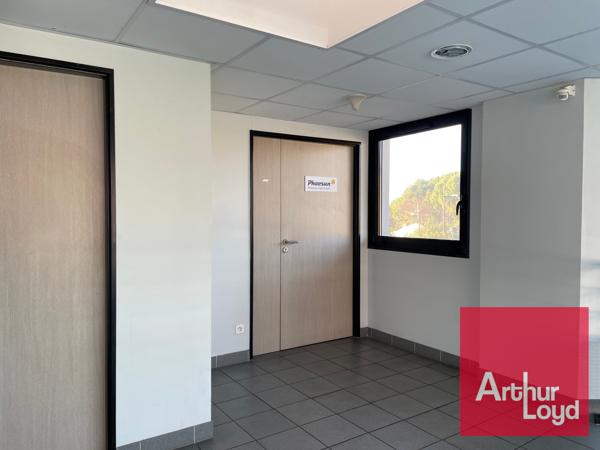 BUREAUX CLOISONNES - PARKING SECURISE - A LOUER - GAROSUD