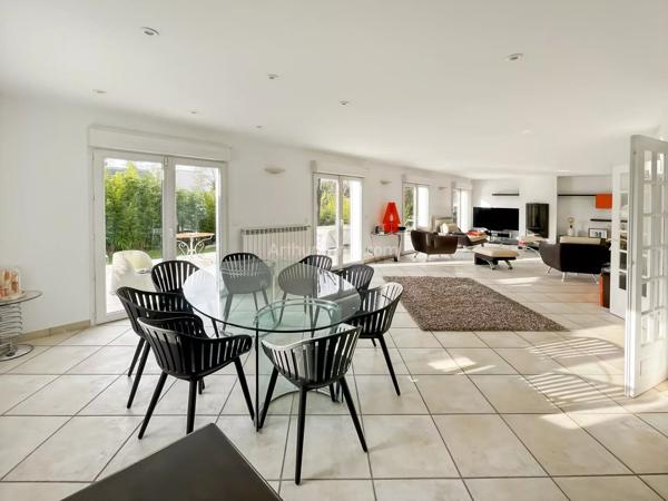 Vente                                                      Maison
                        
                     7 pièces                      183 m2                     à Soisy-sur-Seine