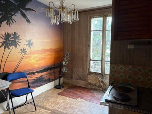 Studette au calme, étage élevé, fort potentiel