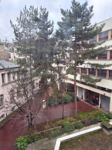 Studette au calme, étage élevé, fort potentiel