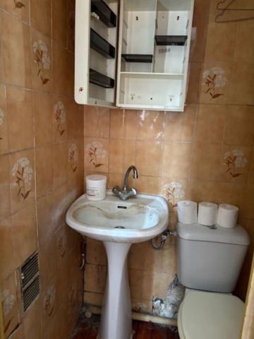 Studette au calme, étage élevé, fort potentiel