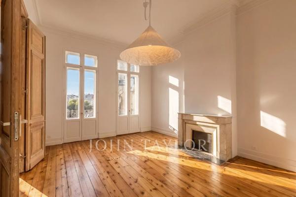 APPARTEMENT RENOVE - ASCENSEUR - CAVE - CENTRE HISTORIQUE