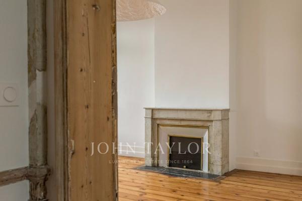 APPARTEMENT RENOVE - ASCENSEUR - CAVE - CENTRE HISTORIQUE