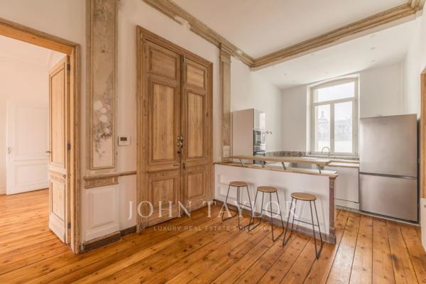 APPARTEMENT RENOVE - ASCENSEUR - CAVE - CENTRE HISTORIQUE