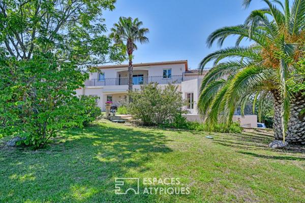 Villa d’architecte en position dominante avec ascenseur privatif et grand terrain