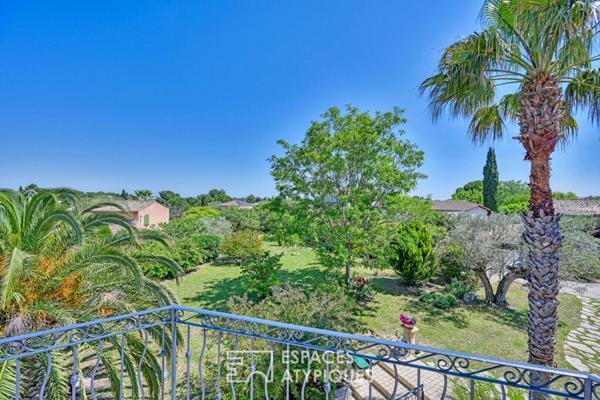 Villa d’architecte en position dominante avec ascenseur privatif et grand terrain