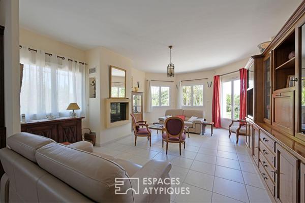 Villa d’architecte en position dominante avec ascenseur privatif et grand terrain