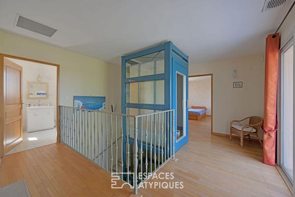 Villa d’architecte en position dominante avec ascenseur privatif et grand terrain