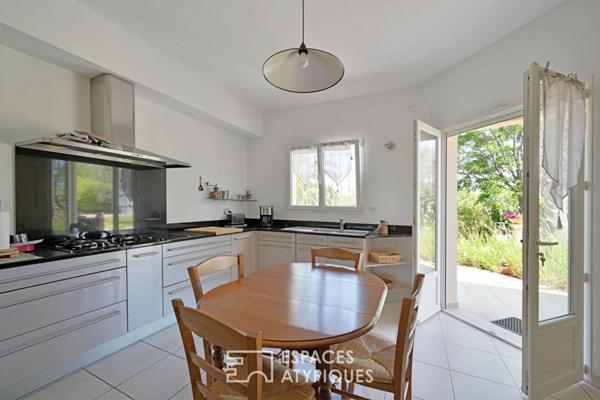 Villa d’architecte en position dominante avec ascenseur privatif et grand terrain