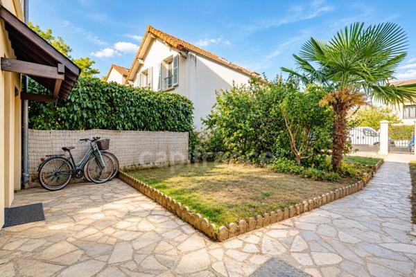 Versailles, A VENDRE MAISON RENOVEE  de 110 m2 au sol- 4 chambres- JARDIN- CALME et proximité des commodités.