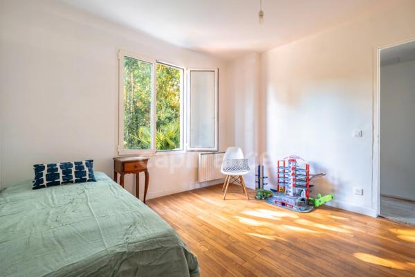 Versailles, A VENDRE MAISON RENOVEE  de 110 m2 au sol- 4 chambres- JARDIN- CALME et proximité des commodités.