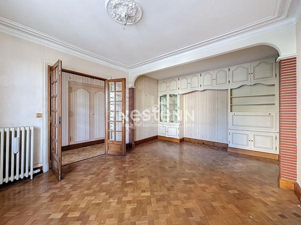 Maison avec jardinet - dépendance - proche tram