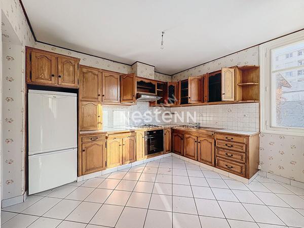 Maison avec jardinet - dépendance - proche tram