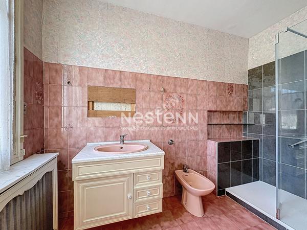 Maison avec jardinet - dépendance - proche tram