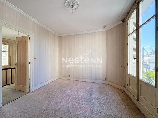 Maison avec jardinet - dépendance - proche tram