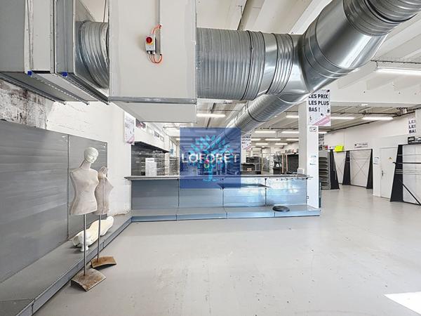 Location local commercial Saint-Léonard - 810 m² - 3 267 €/mois