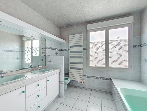 Maison à vendre à Yffiniac - Maison familiale en plein bourg de Yffiniac, profitant de trois chambres et un jardin agréable !