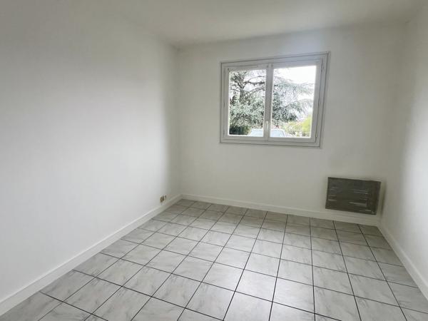 Poitiers (86000) T2 quartier FIEF DE GRIMOIRE 2 places de stationnement