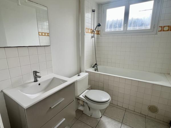 Poitiers (86000) T2 quartier FIEF DE GRIMOIRE 2 places de stationnement