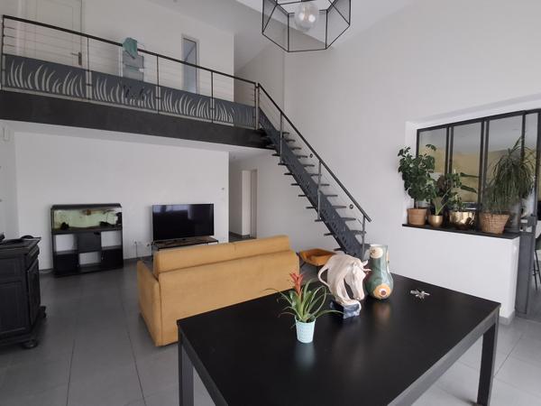Loft avec hangar, proche centre-ville