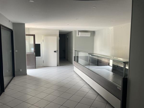 Murs commerciaux
                                                                                                                                                                                                                                                                                                                                                                                                                                            63  m²