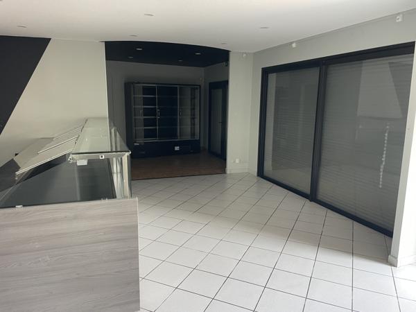 Murs commerciaux
                                                                                                                                                                                                                                                                                                                                                                                                                                            63  m²