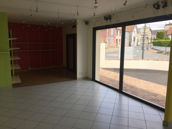 Murs commerciaux
                                                                                                                                                                                                                                                                                                                                                                                                                                            63  m²
