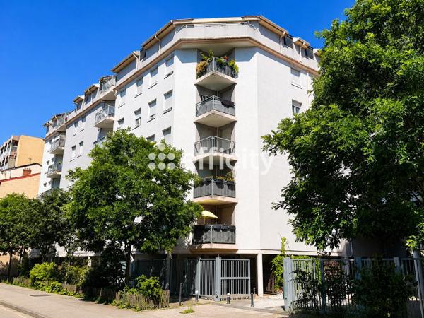 Appartement
         4 pièces
        - 87 m² 299 000 € *