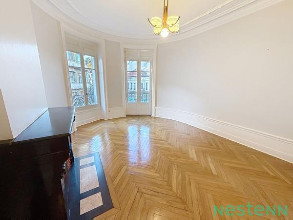 Un Écrin Contemporain sur l'une des plus belles places de Saint-Étienne