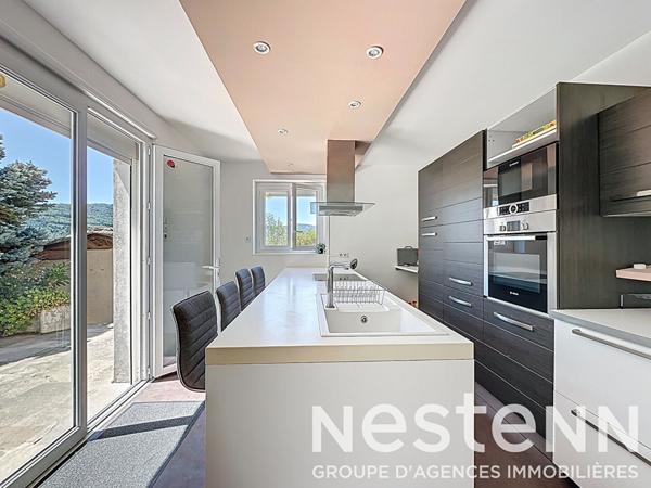 A vendre : Maison spacieuse - 6 chambres - piscine interieure - studio independant - 69840 JULIENAS