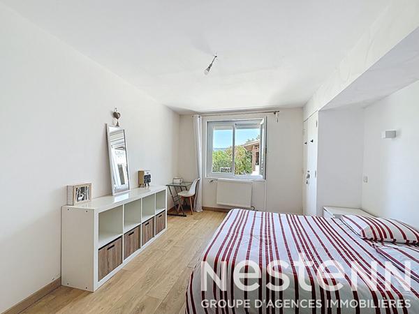 A vendre : Maison spacieuse - 6 chambres - piscine interieure - studio independant - 69840 JULIENAS