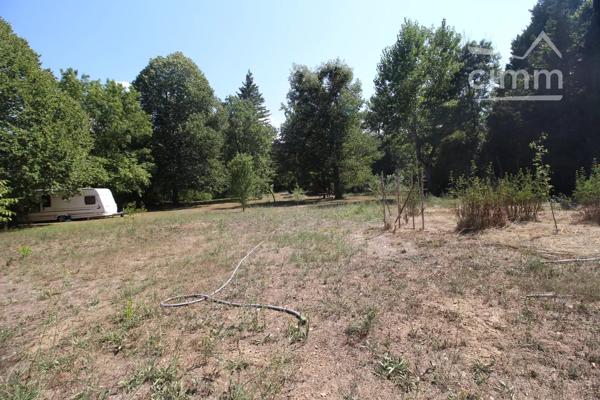 A vendre villa de 212 m² habitables avec un logement en rez de chaussée sur un terrain de 5340 m² .